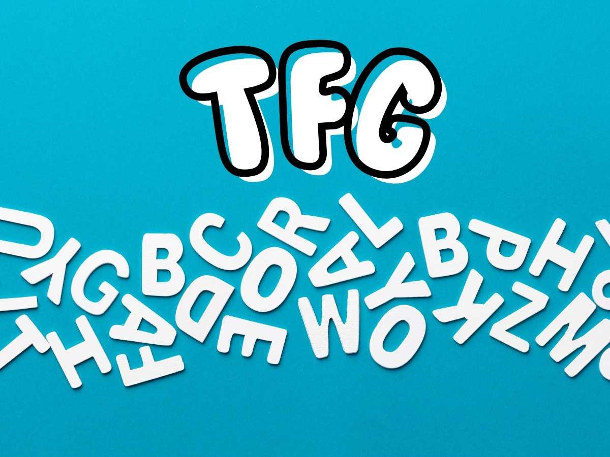 Letras desordenadas con las siglas TFG destacadas sobre un fondo azul