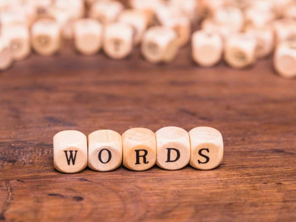 Cubos de madera con letras que forman la palabra 'WORDS' sobre una mesa