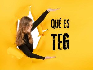 Mujer joven señalando un cartel que dice Qué es un TFG sobre un fondo amarillo