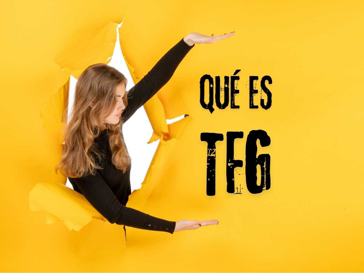 Mujer joven señalando un cartel que dice Qué es un TFG sobre un fondo amarillo