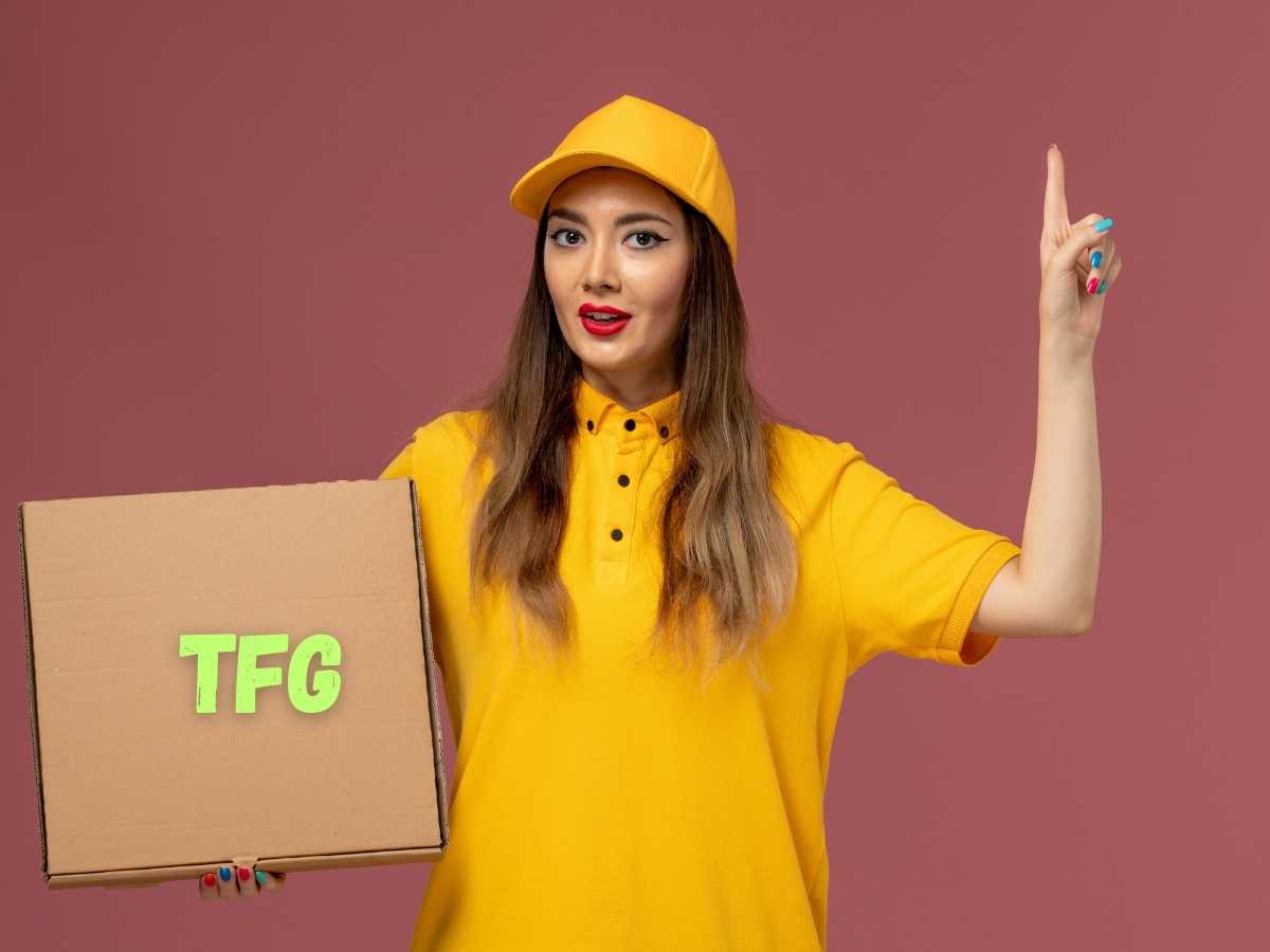 Mujer joven con uniforme amarillo sosteniendo una caja que dice TFG