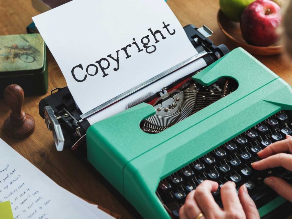 Máquina de escribir con un cartel de copyright, representando la importancia de verificar la originalidad en un TFG.
