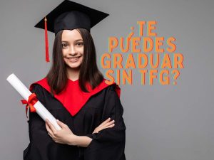 Estudiante sonriente con toga y birrete sosteniendo un diploma, representando la pregunta sobre graduarse sin el TFG.