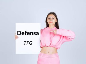 Estudiante universitaria en vestimenta casual, preparándose mentalmente para la defensa de su TFG.