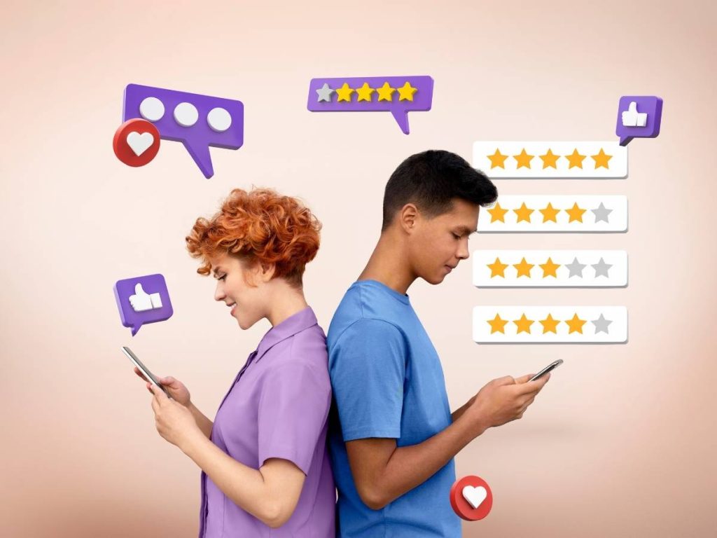 Dos personas usando teléfonos móviles mientras comparan opiniones sobre empresas que hacen TFG.