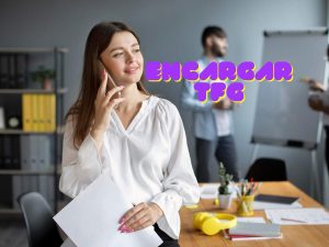 Estudiante haciendo una llamada telefónica para encargar su TFG, discutiendo detalles con un profesional en su oficina.