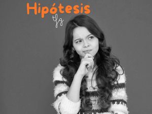 Joven estudiante reflexionando sobre cómo formular una hipótesis para su TFG.