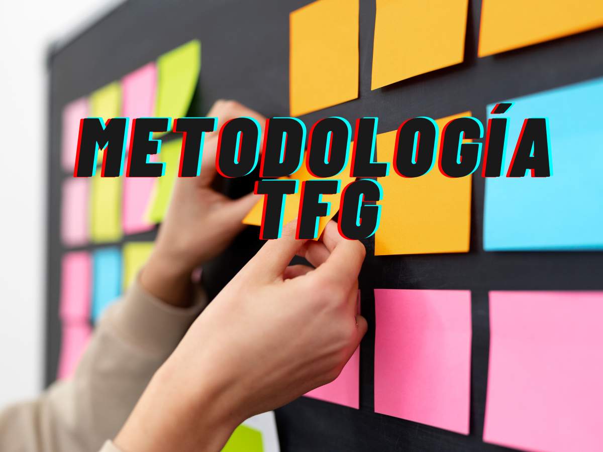 Persona aplicando metodología de investigación a un TFG, organizando notas adhesivas en una pared.