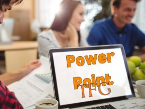 Estudiantes universitarios colaborando en la creación de un Power Point para TFG en un entorno académico.