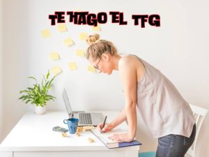 Profesional trabajando en la redacción de un TFG, servicio de asistencia académica para estudiantes universitarios.