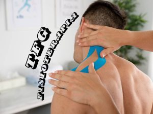 Fisioterapeuta realizando masaje terapéutico en la espalda de una paciente, ilustrando un TFG en fisioterapia.