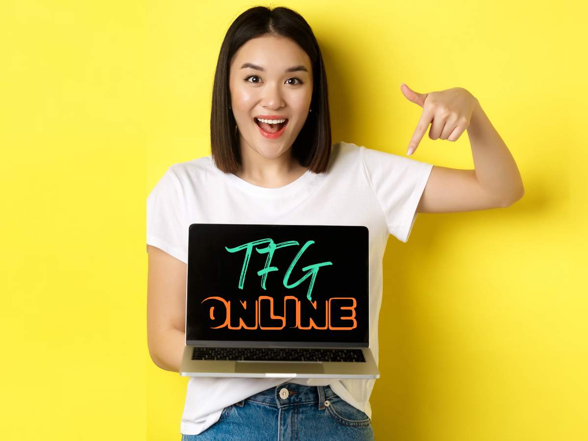 Estudiante universitaria feliz mostrando su calificación de TFG en una pizarra digital desde su hogar.