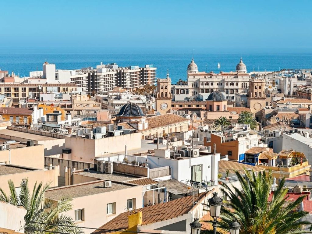 Panorámica de la ciudad de Alicante, representando el entorno académico para los estudiantes de la Universidad de Alicante.