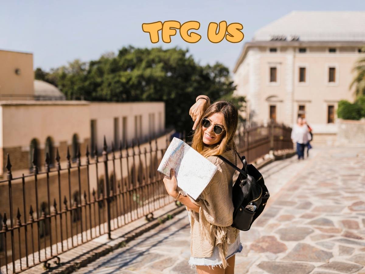 Estudiante caminando hacia la Universidad de Sevilla con su TFG en la mano, representando el proceso académico de finalización del trabajo.