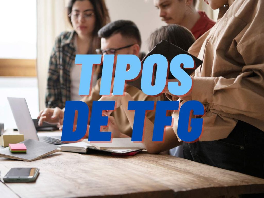 Profesor explicando los distintos tipos de TFG a estudiantes en un ambiente de clase creativo.