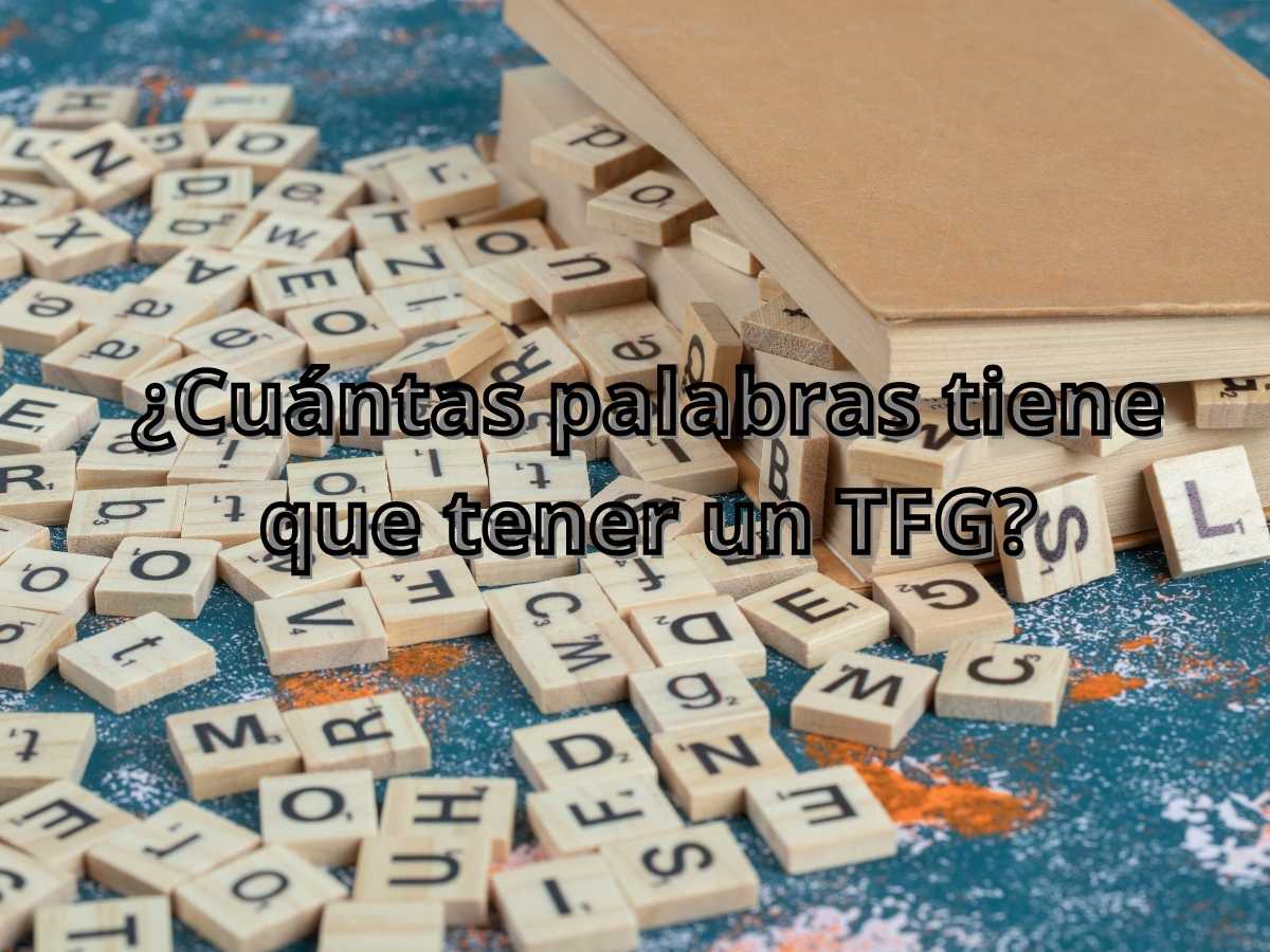 Imagen con letras de Scrabble formando la pregunta "¿Cuántas palabras tiene que tener un TFG?" junto a bloques dispersos y un cuaderno.