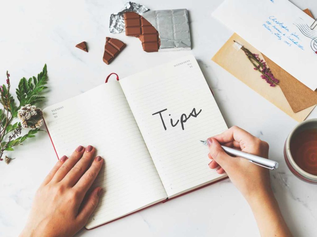 Libro abierto con la palabra Tips sobre TFGs