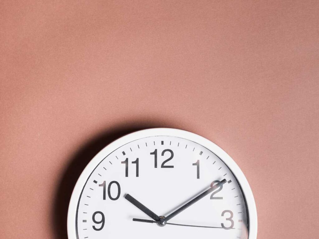 Reloj simbolizando la gestión del tiempo para completar un TFG en dos semanas.