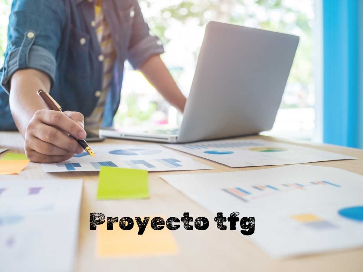 Brazo de chico escribiendo su proyecto TFG