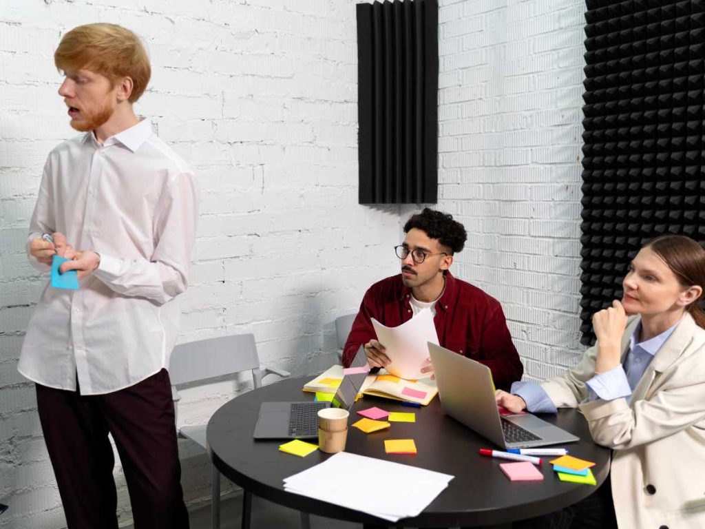 Tres universitarios haciendo la metodología TFG