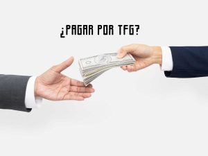 Una mano prestando billetes a otra para pagar por TFG.
