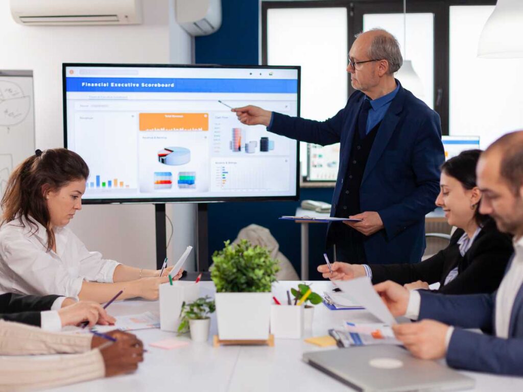 Profesor guiando a un estudiante en la preparación de su presentación del TFG.