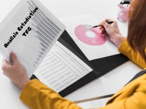 Persona realizando análisis estadístico con gráficos y tablas en el contexto de un TFG