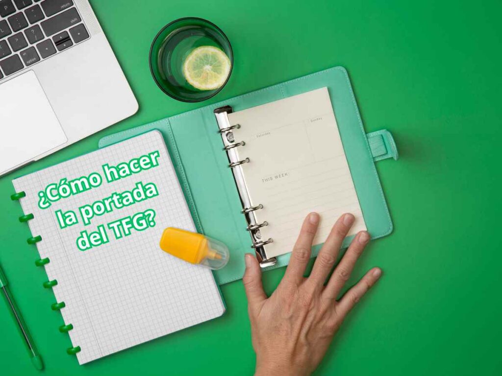 Mano escribiendo en libreta con portada de TFG sobre fondo verde
