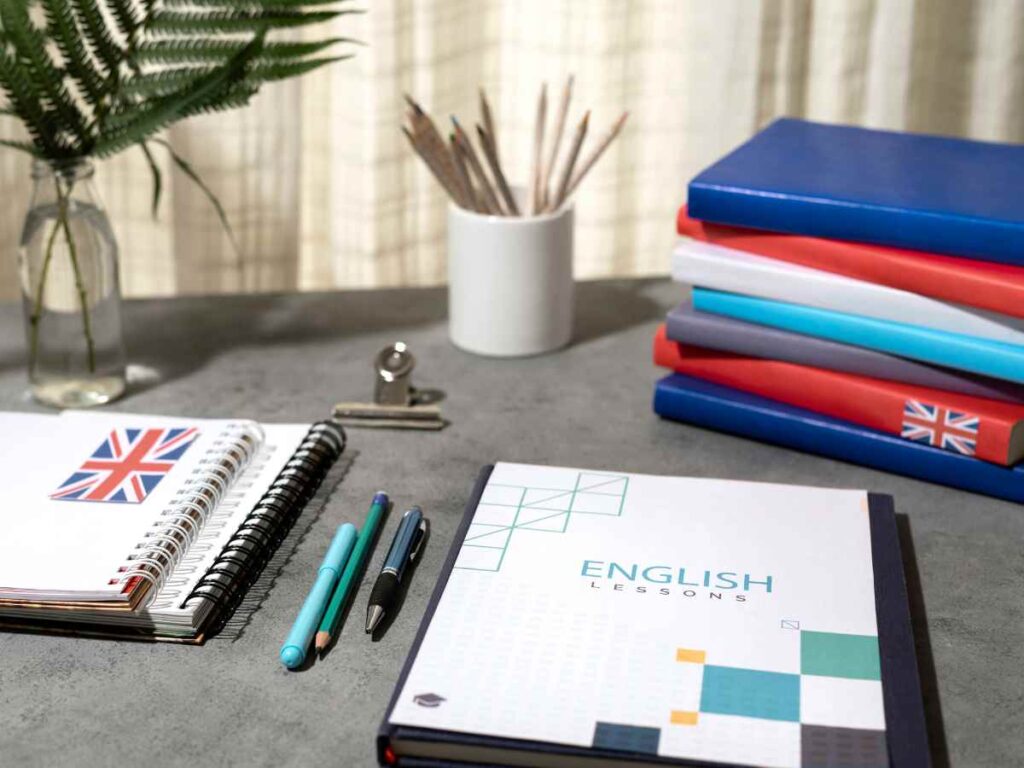 Libretas y libros con la bandera de Reino Unido.