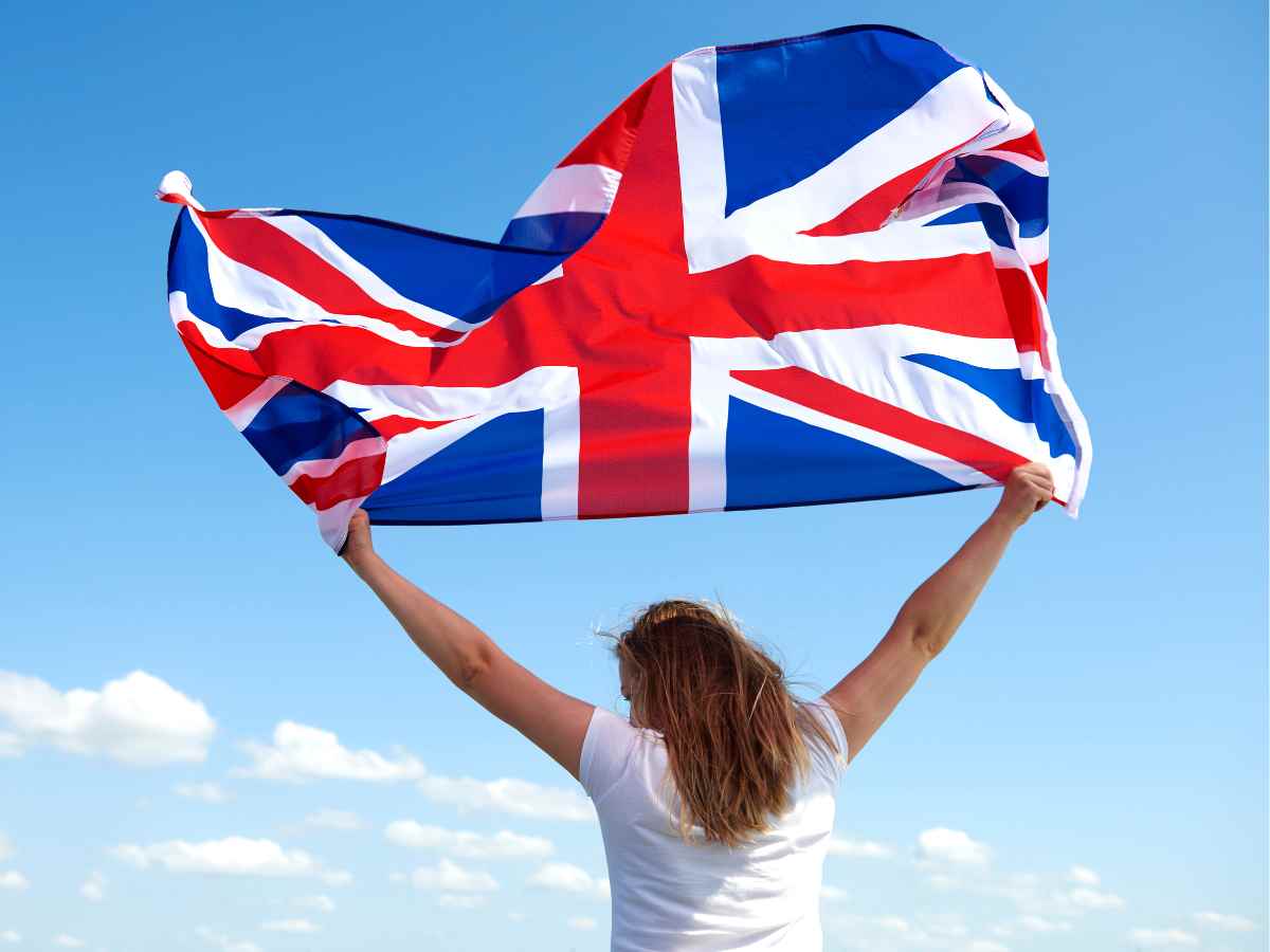 Chica con la bandera de Reino Unido.