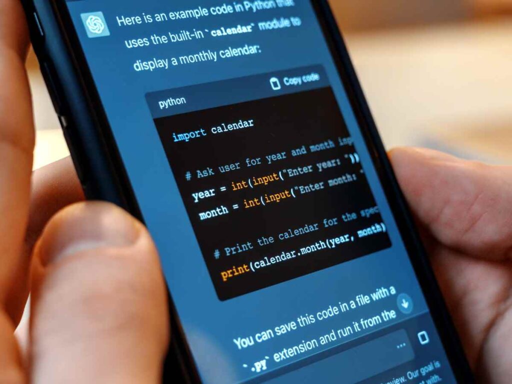 Móvil con la pantalla del CHATGPT abierta.
