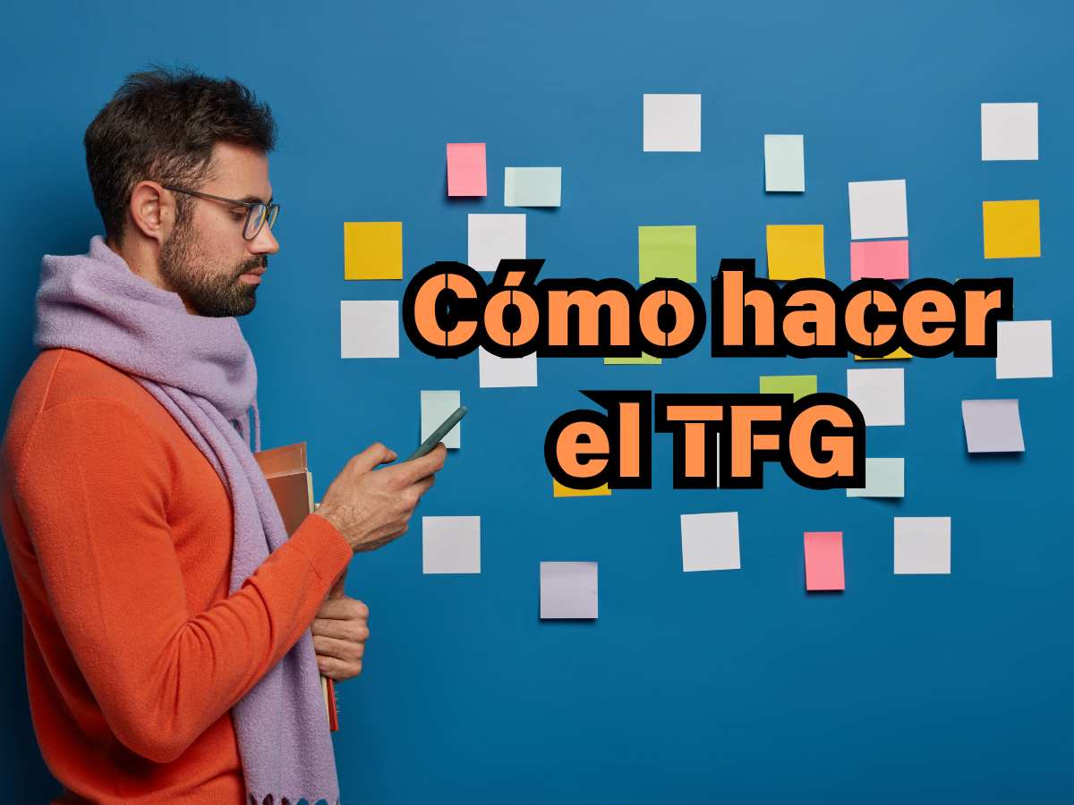 Estudiante mirando notas adhesivas con texto "Cómo hacer el TFG"
