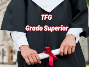 Estudiante con toga sosteniendo un diploma de grado superior