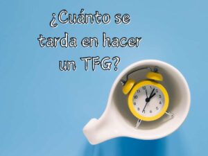 Reloj despertador amarillo dentro de una taza blanca, con texto "¿Cuánto se tarda en hacer un TFG?"