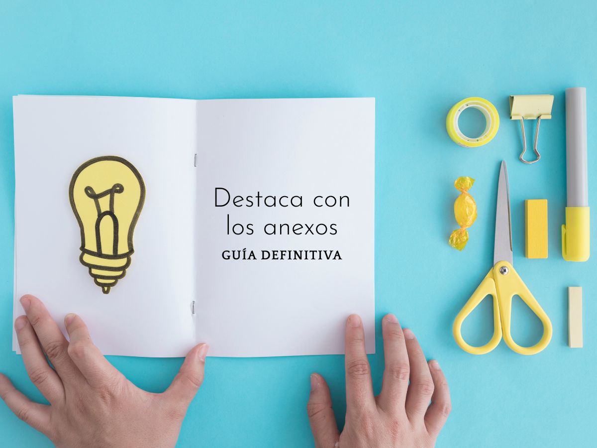 Presenta un libro abierto con las palabras "Destaca con los anexos Guía Definitiva" y una bombilla dibujada, rodeado de tijeras, clips y otros materiales escolares. Refuerza el mensaje de cómo los anexos pueden ser la clave para destacar en un TFG.