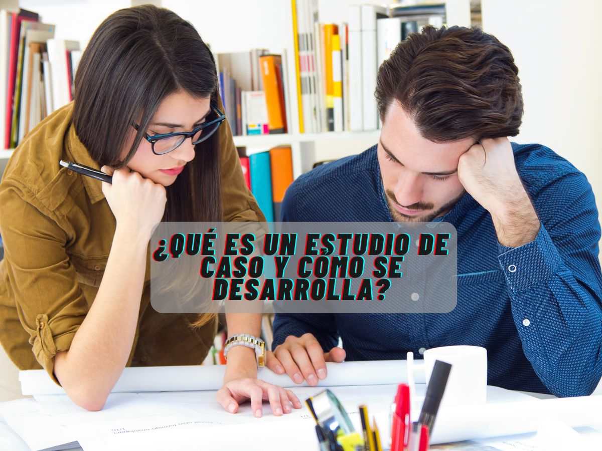 Chico y chica investigando cómo llevar a cabo un estudio de caso