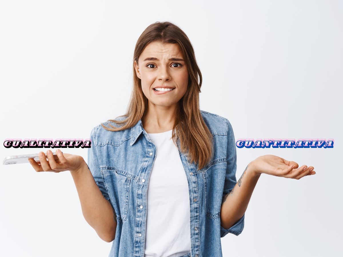 Mujer confundida encogiéndose de hombros sosteniendo teléfono, representando dudas sobre métodos de investigación cualitativa y cuantitativa.