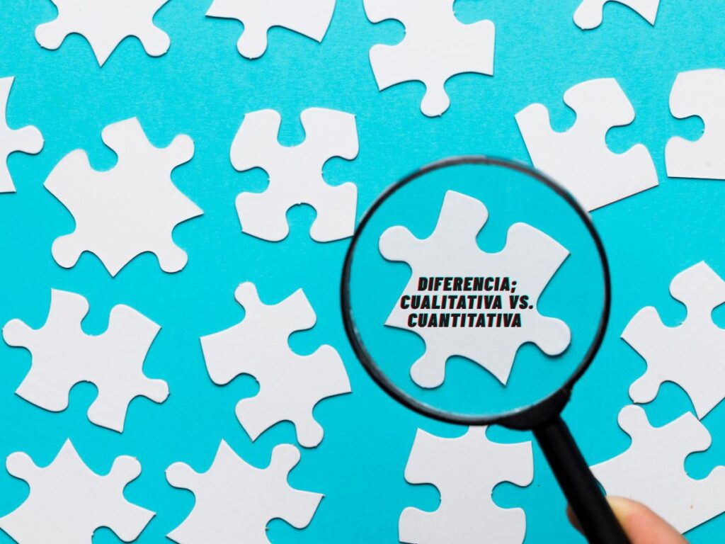 Piezas de puzzle con lupa enfocando diferencias entre investigación cualitativa y cuantitativa